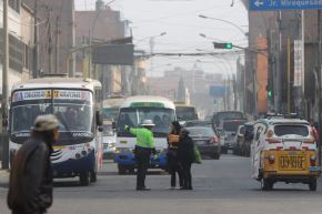En un recorrido realizado esta mañana por la agencia Andina se pudo comprobar que buses, taxis, mototaxis y autos particulares permanecen detenidos largos minutos en Barrios Altos y alrededores, generando escenas de caos. Foto: ANDINA/ Lino Chipana
