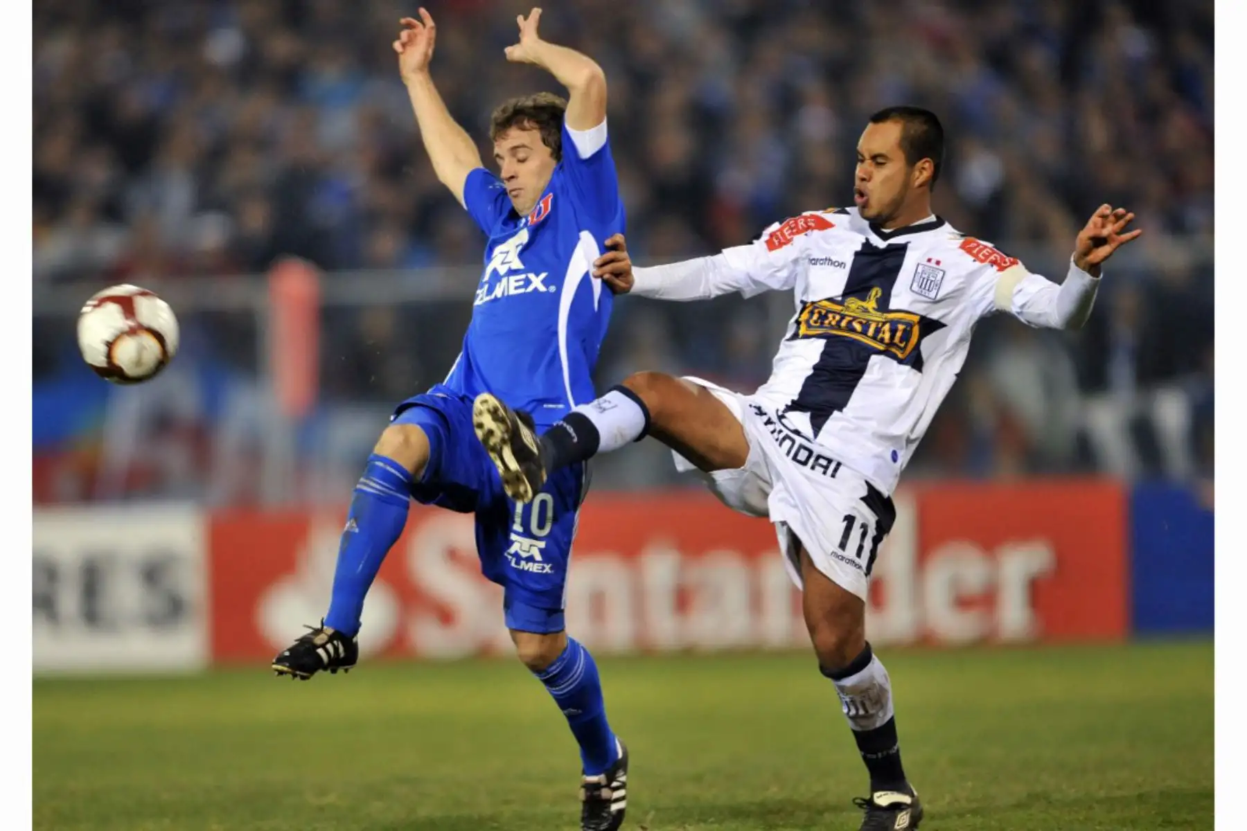 El futbolista Henry Quinteros del Alianza Lima de Perú, recibe un homenaje de Walter Montillo de la Universidad de Chile durante un partido de la Copa Libertadores, celebrado el 6 de mayo de 2010 en el estadio Monumental de Santiago, Chile. Foto: AFP
