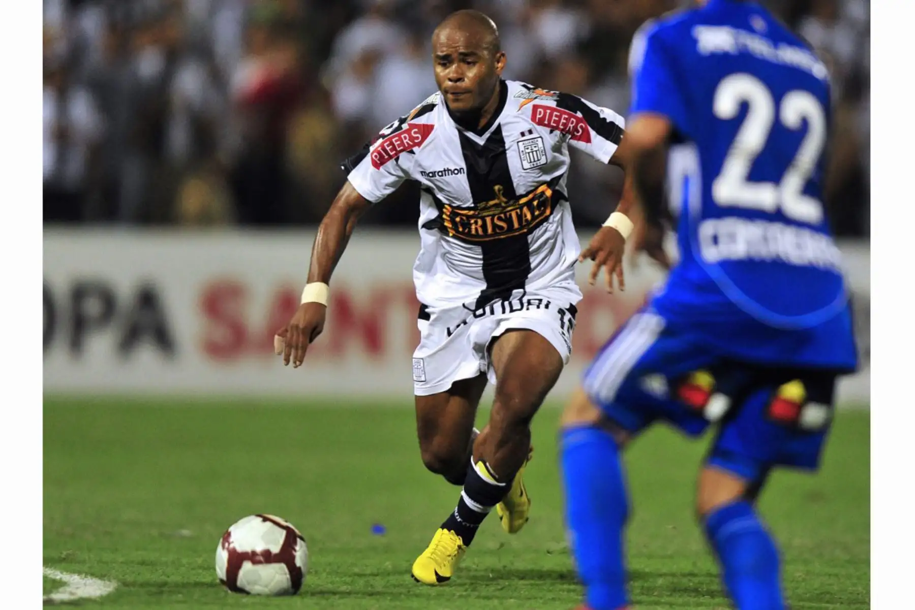 El delantero José Silva de Alianza Lima peruana intenta anotar bajo la marca de José Contreras de Universidad de Chile durante su partido de fútbol de la Copa Libertadores. Foto: AFP