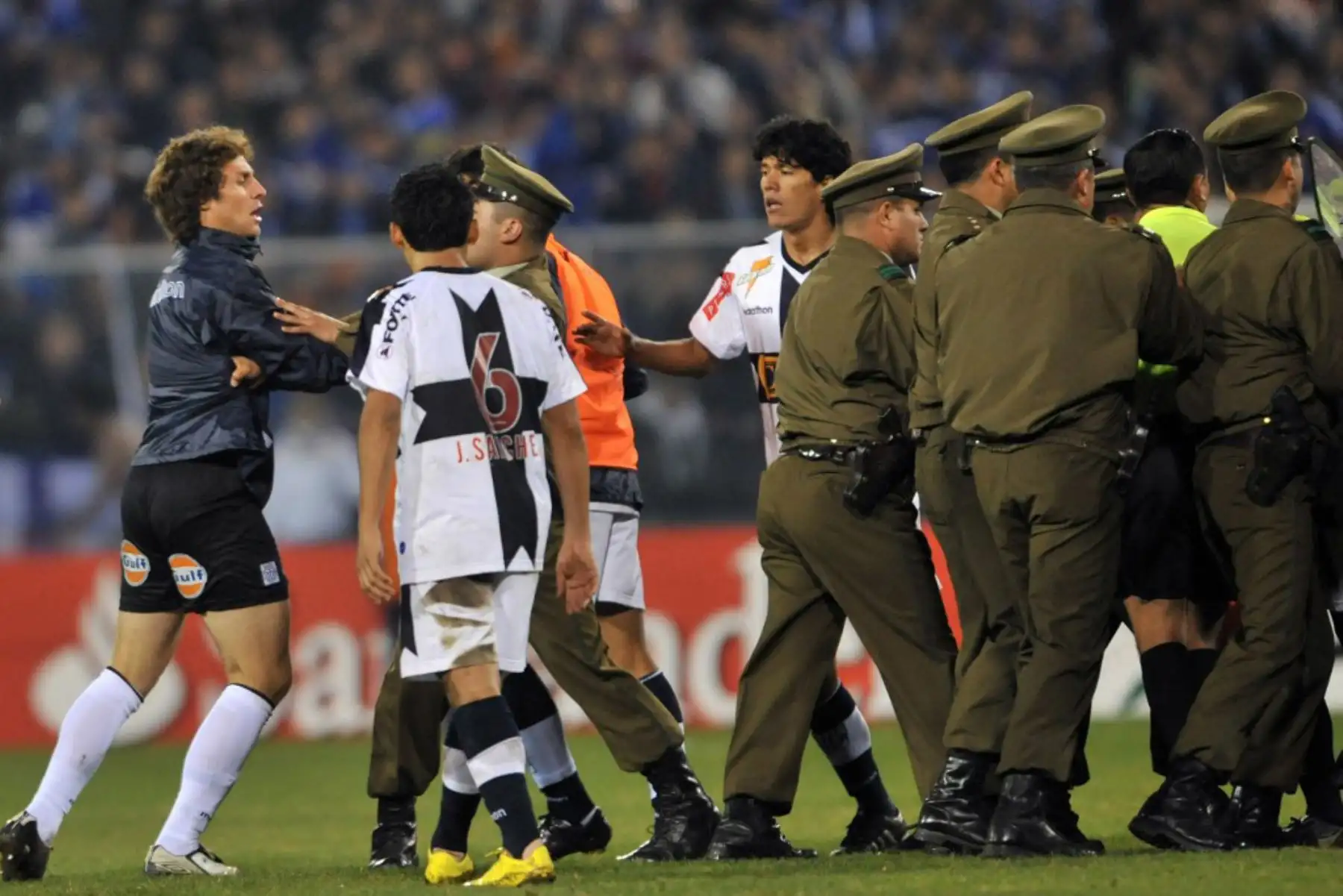 Jugadores de Alianza Lima de Perú discuten con el árbitro Carlos Alfredo Vera, durante incidentes en el partido de la Copa Libertadores contra la Universidad de Chile de Chile, el 6 de mayo de 2010, en el estadio Monumental de Santiago, Chile. Foto: AFP