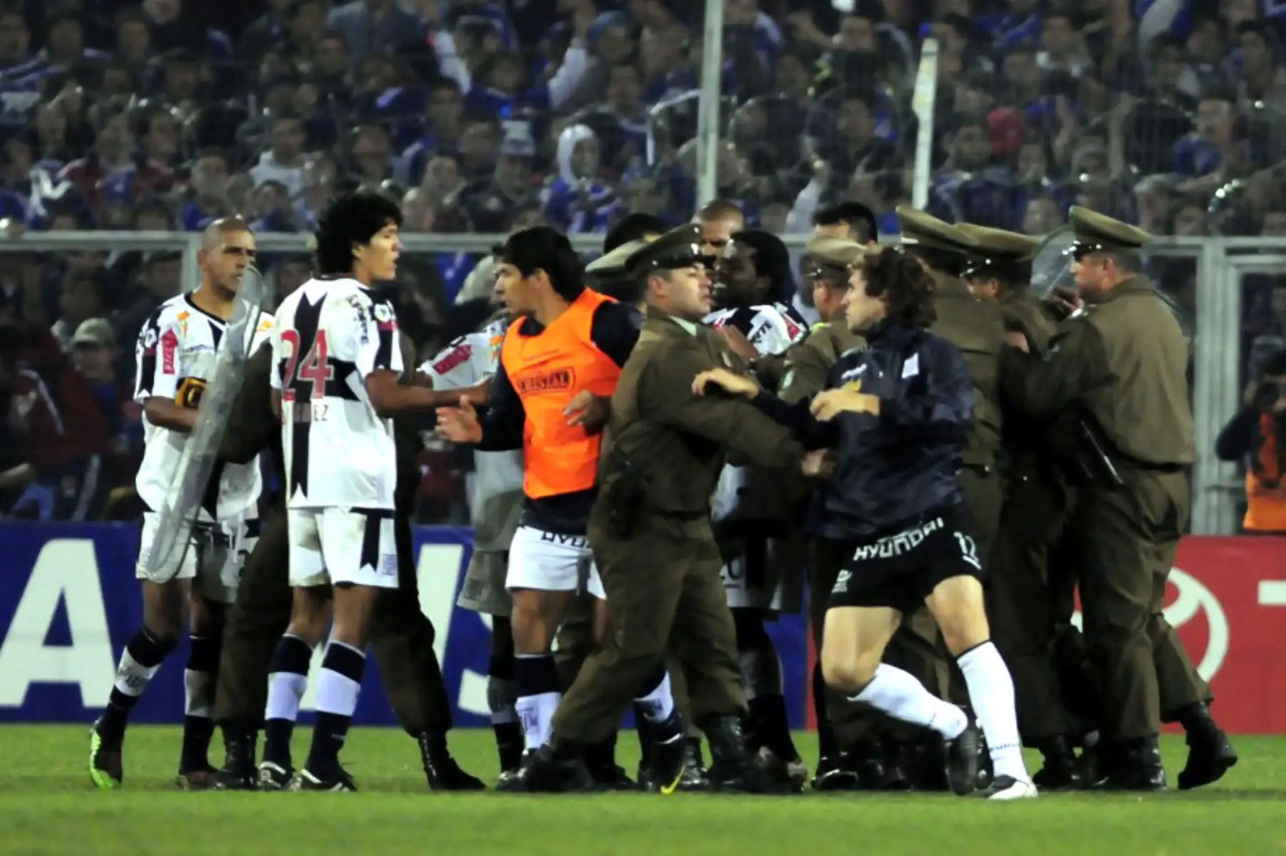 Jugadores de Alianza Lima de Perú discuten con el árbitro Carlos Alfredo Vera, durante incidentes en el partido de la Copa Libertadores contra la Universidad de Chile de Chile, el 6 de mayo de 2010, en el estadio Monumental de Santiago, Chile. Foto: AFP