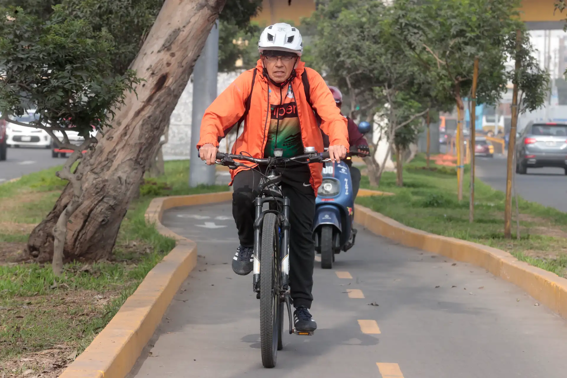 William Ibáñez, de 70 años, recorre Lima en bicicleta desde hace dos décadas. Como miles de ciudadanos que se suman al Día Mundial sin Auto, apuesta por un transporte más saludable y sostenible, pese al déficit de ciclovías en la capital. Fotos: ANDINA/Vidal Tarqui