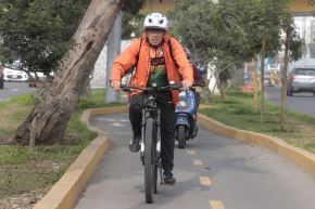 William Ibáñez, de 70 años, recorre Lima en bicicleta desde hace dos décadas. Como miles de ciudadanos que se suman al Día Mundial sin Auto, apuesta por un transporte más saludable y sostenible, pese al déficit de ciclovías en la capital. Fotos: ANDINA/Vidal Tarqui