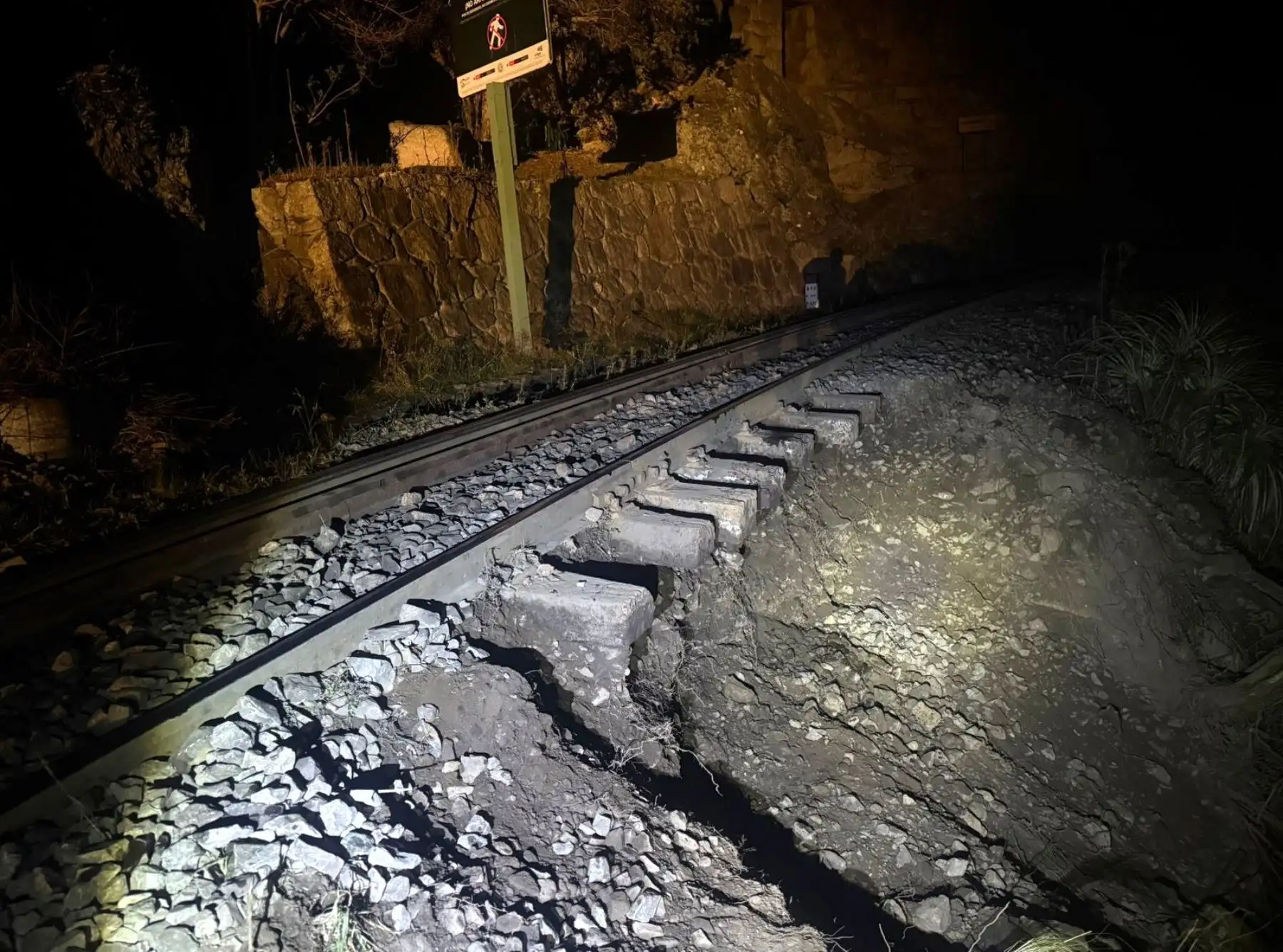 Desconocidos realizaron excavaciones debajo de las rieles del tren a Machu Picchu, impidiendo la evacuación de los turistas que se encuentran varados a causa de las protestas en Machu Picchu Pueblo, informó la Policía Nacional. ANDINA/Difusión
