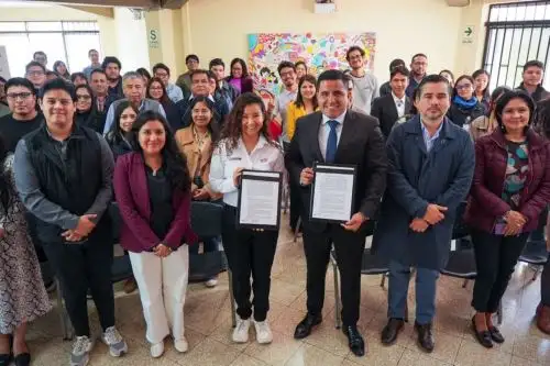 	El convenio marco de cooperación fue suscrito esta mañana por la titular de la Senaju, Norah Cárdenas y el director Ejecutivo del Programa Nacional ´Tu Empresa´, Christian Flores. Foto: Difusión