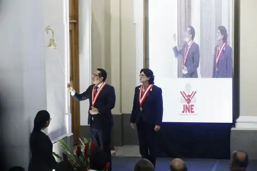 JNE conmemoró el Día de la Democracia con simbólico “campanazo”