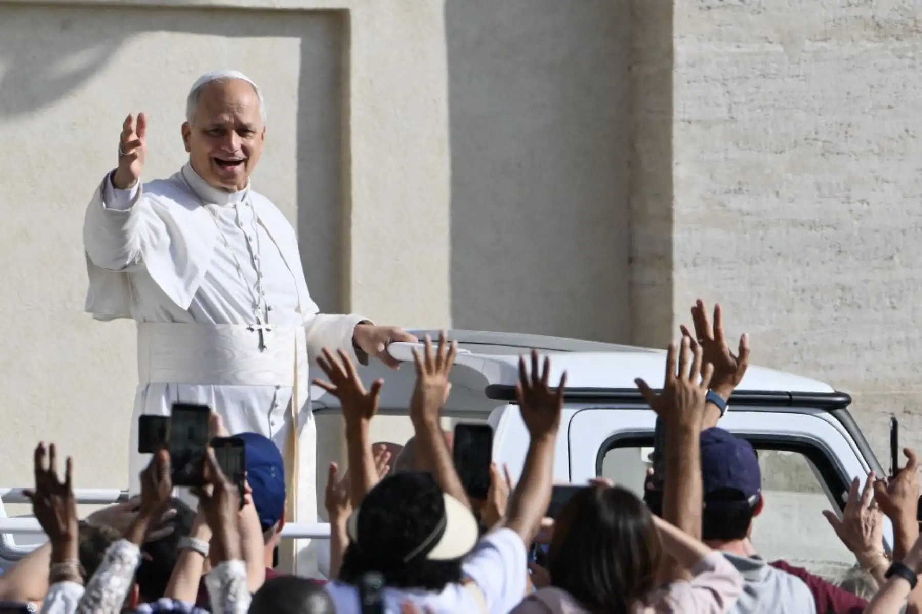 El Papa León XIV saluda a la multitud a su llegada para presidir su audiencia general semanal en la plaza de San Pedro del Vaticano. Foto: AFP