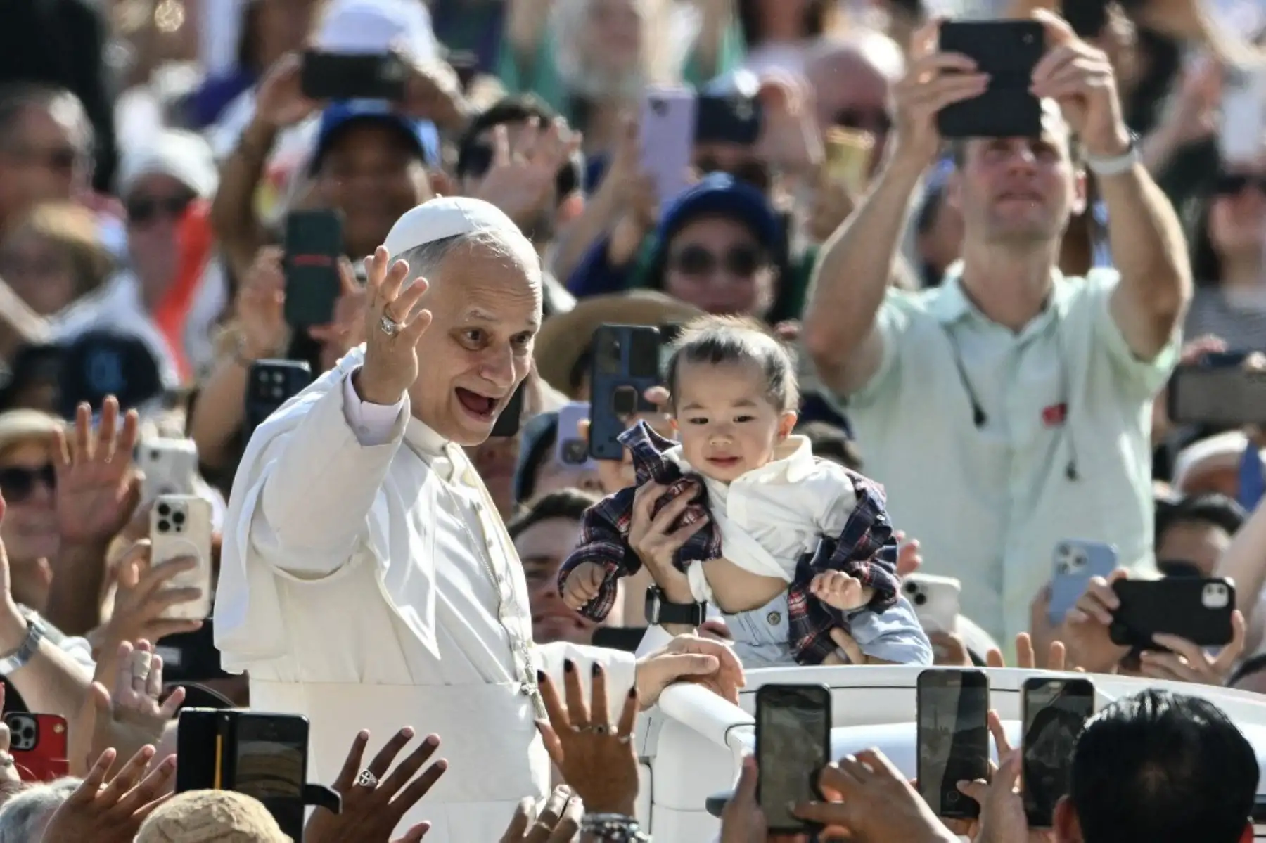 El Papa León XIV saluda a la multitud a su llegada para presidir su audiencia general semanal en la plaza de San Pedro del Vaticano. Foto: AFP