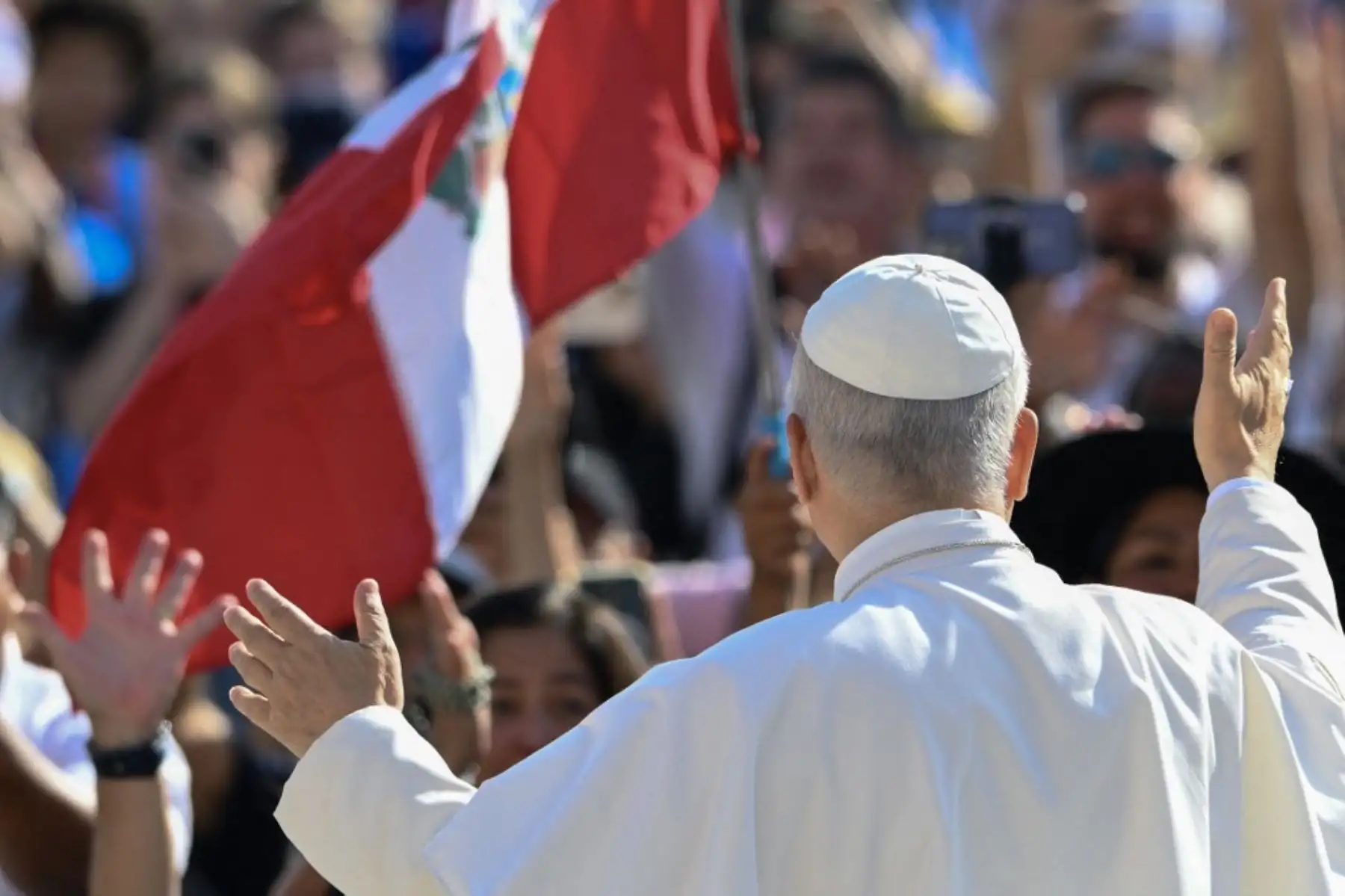 El Papa León XIV saluda a la multitud a su llegada para presidir su audiencia general semanal en la plaza de San Pedro del Vaticano. Foto: AFP
