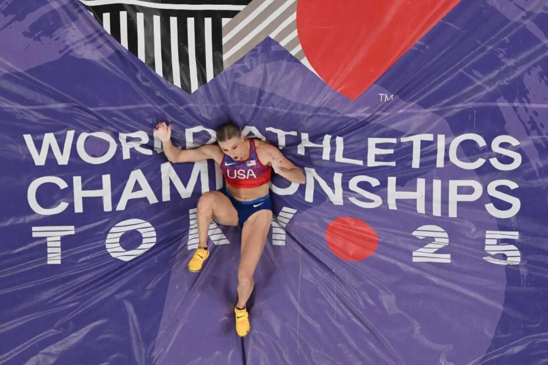La atleta estadounidense Katie Moon reacciona mientras observa el larguero en la final de salto con pértiga femenino durante el Campeonato Mundial de Atletismo en Tokio. Foto: AFP