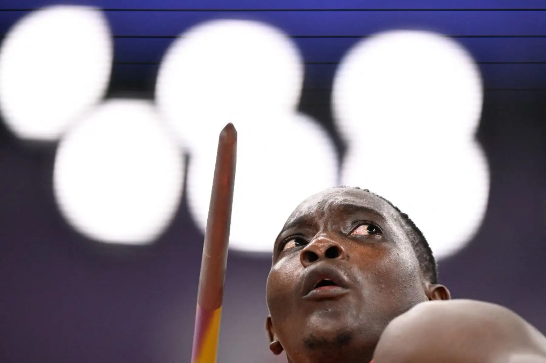 El atleta granadino Anderson Peters compite en la clasificación del Grupo B de lanzamiento de jabalina masculina durante el Campeonato Mundial de Atletismo en Tokio. Foto: AFP
