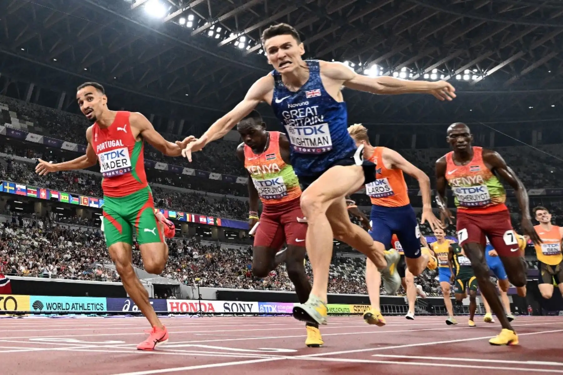 El portugués Isaac Nader, el keniano Reynold Cheruiyot, el británico Jake Wightman, el neerlandés Niels Laros y el keniano Timothy Cheruiyot corren para cruzar la meta en la final masculina de 1500 m durante el Campeonato Mundial de Atletismo en Tokio. Foto: AFP