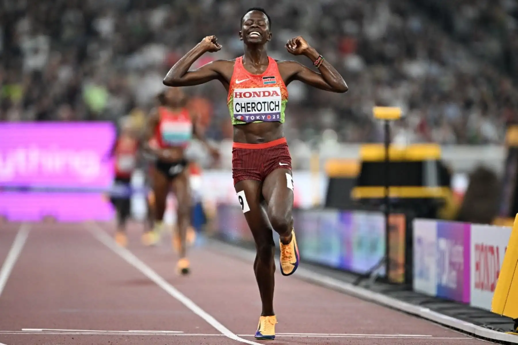 Faith Cherotich, de Kenia, celebra tras ganar la final femenina de 3000 m con obstáculos durante el Campeonato Mundial de Atletismo en Tokio. Foto: AFP