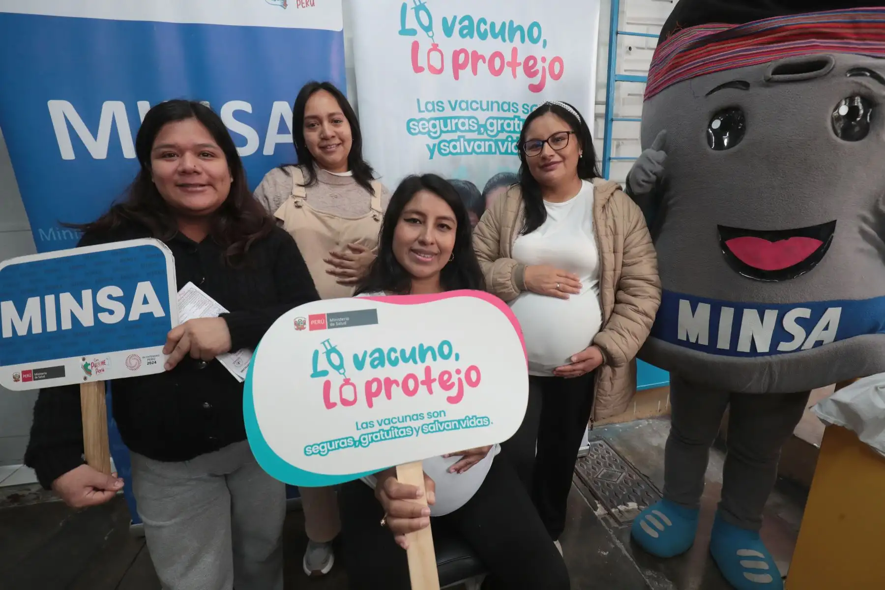 Minsa recuerda la importancia de la vacunación en gestantes.
Protección del binomio madre-niño
Campaña realizada en el Hospital Bartolomé.
Minsa brinda de manera gratuitas vacunas de tos ferina, difteria, tétanos. influencia y hepatitis B.
Foto: ANDINA/Verónica Calderón Zúñiga