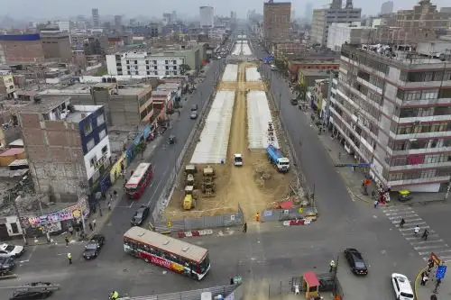 Presidente de Emape estimó que en una semana usuarios conocerán rutas alternas en la Av. Grau, donde se ejecutan las obras para unir el Metropolitano con la Línea 1. Foto: ANDINA/Braian Reyna