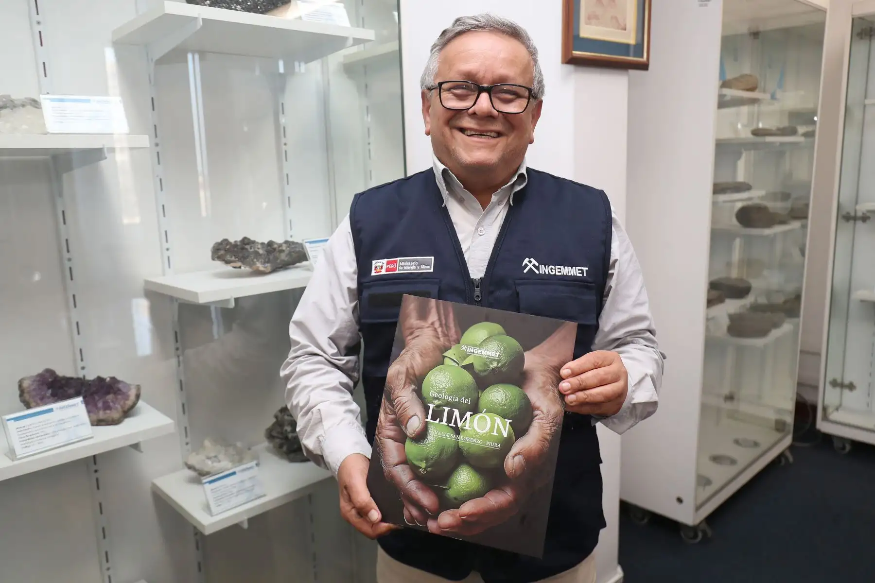 El presidente ejecutivo del Ingemmet, Humberto Chirif, muestra el libro "Geología del limón. Valle San Lorenzo-Piura". Foto: ANDINA/Verónica Calderón