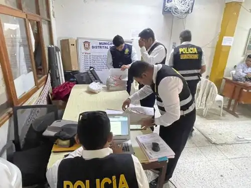 Representantes de la Fiscalía Especializada en Delitos de Corrupción de Funcionarios de Piura y agentes de la Policía Nacional realizaron una diligencia en la sede de la Municipalidad de Catacaos por un caso de colusión que involucra a funcionarios de esta comuna. ANDINA/Difusión