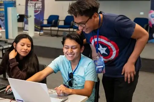 El NASA Space Apps Challenge es un certamen internacional impulsado por la NASA, que cada año convoca a miles de codificadores, científicos, diseñadores y entusiastas de la tecnología para resolver desafíos reales usando datos abiertos de la NASA.