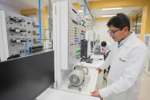 Joel Layme superó las adversidades y logró el sueño de estudiar la carrera de Ingeniería Electrónica y Telecomunicaciones gracias a Beca 18 del Pronabec. Foto: Difusión