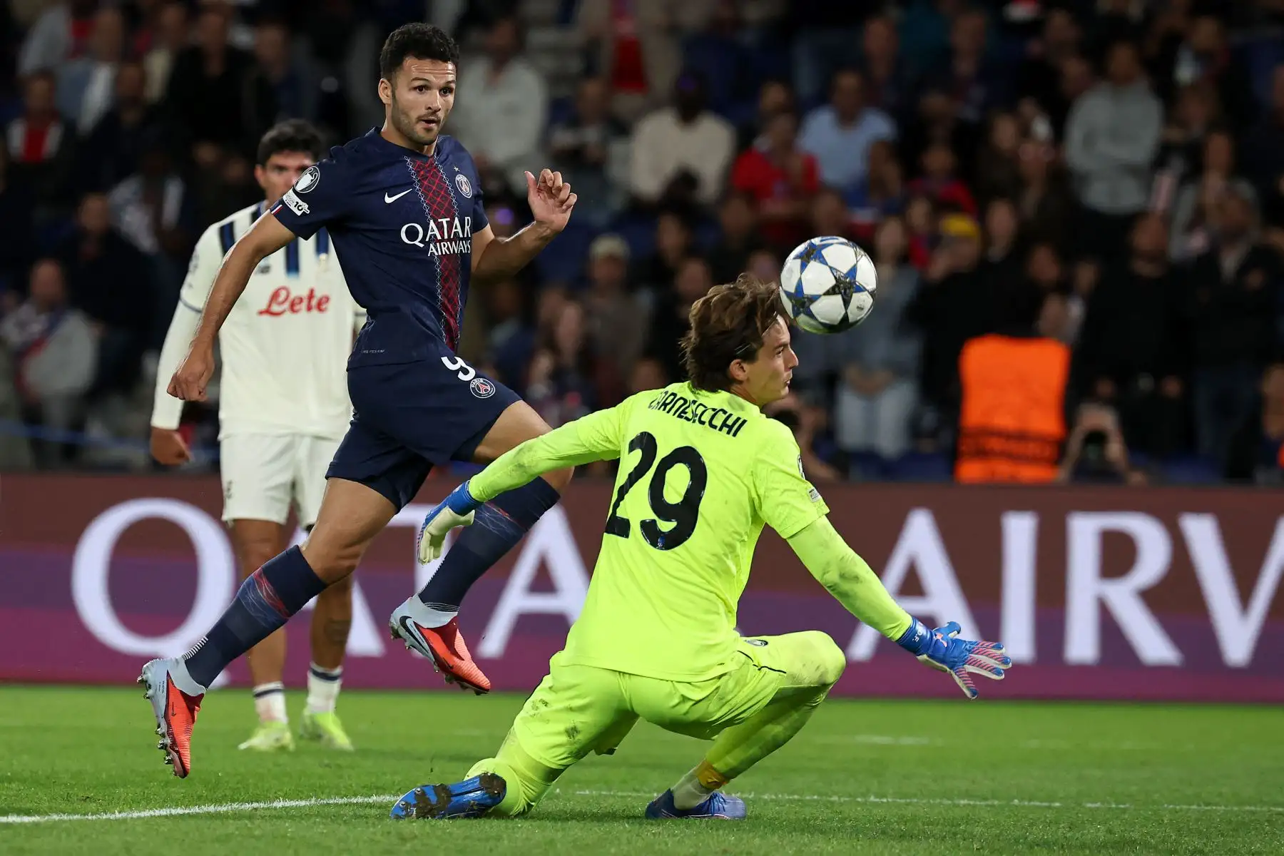 El delantero portugués del Paris Saint-Germain, Goncalo Ramos, dispara el balón superando al portero italiano del Atalanta, Marco Carnesecchi, para marcar el cuarto gol de su equipo durante el partido de fútbol de la primera ronda de la UEFA Champions League entre el PSG de Francia y el Atalanta de Italia en el estadio Parc des Princes en París el 17 de septiembre de 2025. Foto: AFP