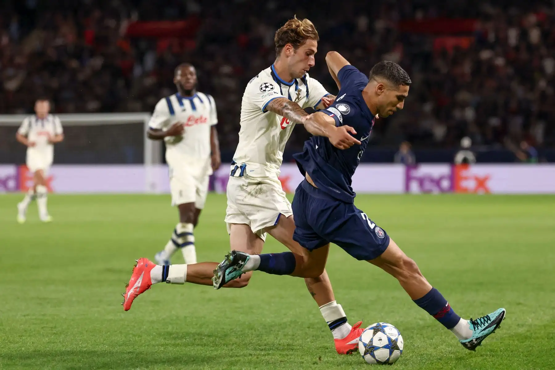 El centrocampista italiano del Atalanta, Lorenzo Bernasconi, y el defensor marroquí del Paris Saint-Germain, Achraf Hakimi, luchan por el balón durante el partido de fútbol de la primera ronda del día 1 de la UEFA Champions League entre PSG de Francia y Atalanta de Italia en el estadio Parc des Princes en París. Foto: AFP
