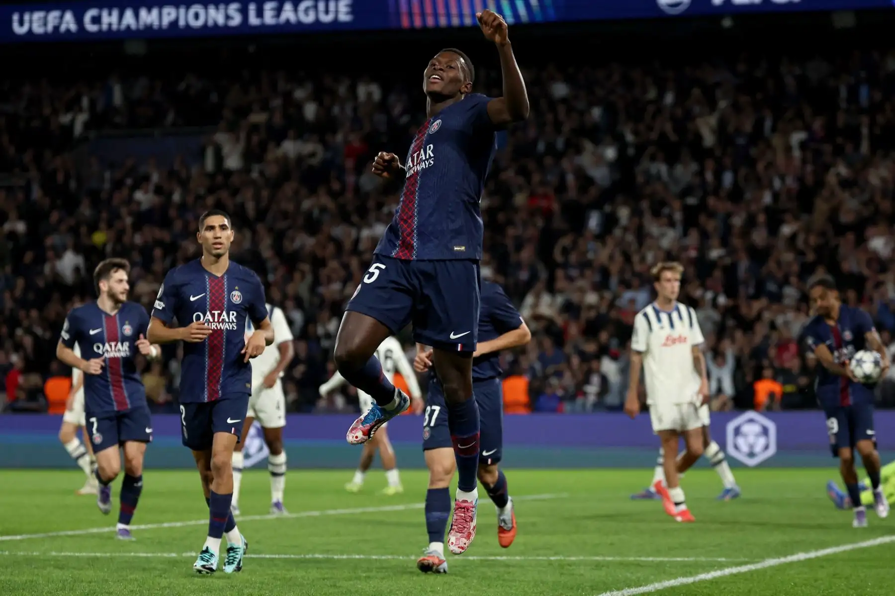 El defensa portugués del Paris Saint-Germain, Nuno Mendes, reacciona después de marcar el tercer gol de su equipo durante el partido de fútbol de la primera ronda de la UEFA Champions League entre PSG de Francia y Atalanta de Italia en el estadio Parc des Princes en París. Foto: AFP
