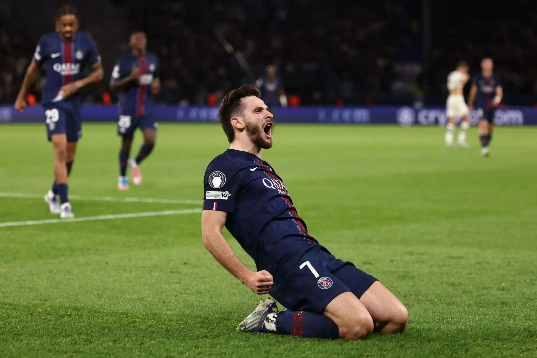 El delantero georgiano del Paris Saint-Germain, Khvicha Kvaratskhelia, celebra después de marcar el segundo gol de su equipo durante el partido de fútbol de la primera ronda de la UEFA Champions League entre PSG de Francia y Atalanta de Italia en el estadio Parc des Princes en París. Foto: AFP