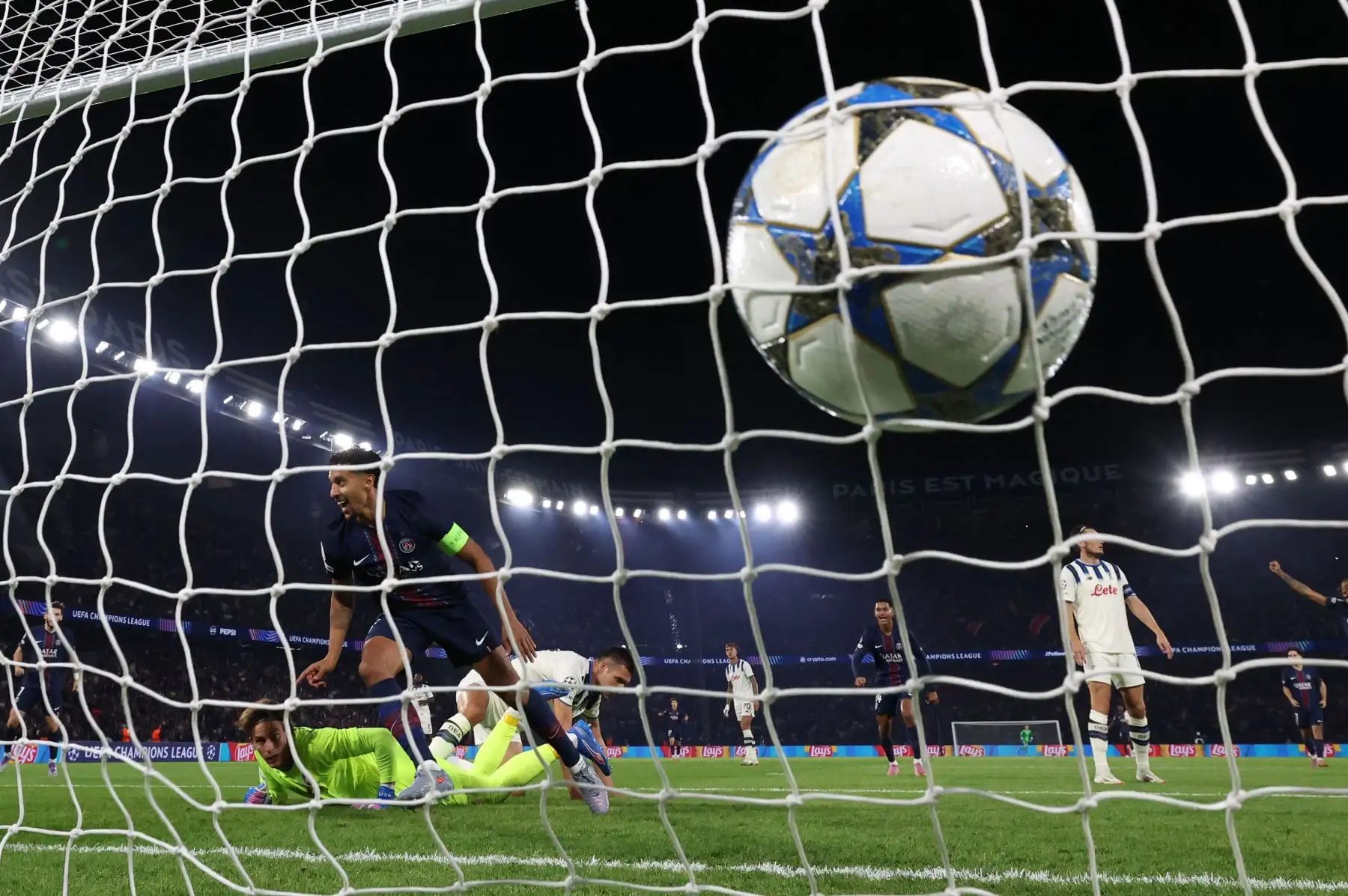 El defensor brasileño #05 Marquinhos (2L) del Paris Saint-Germain marca el primer gol de su equipo durante el partido de fútbol de la primera ronda de la UEFA Champions League entre PSG de Francia y Atalanta de Italia en el estadio Parc des Princes en París. Foto: AFP