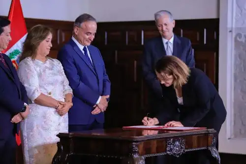 Ejecutiva de Chevron firma en Palacio de Gobierno, el acuerdo de su empresa para participar conjuntamente con otras dos compañías para explorar petróleo en altamar del Perú.  ANDINA/Prensa Presidencia