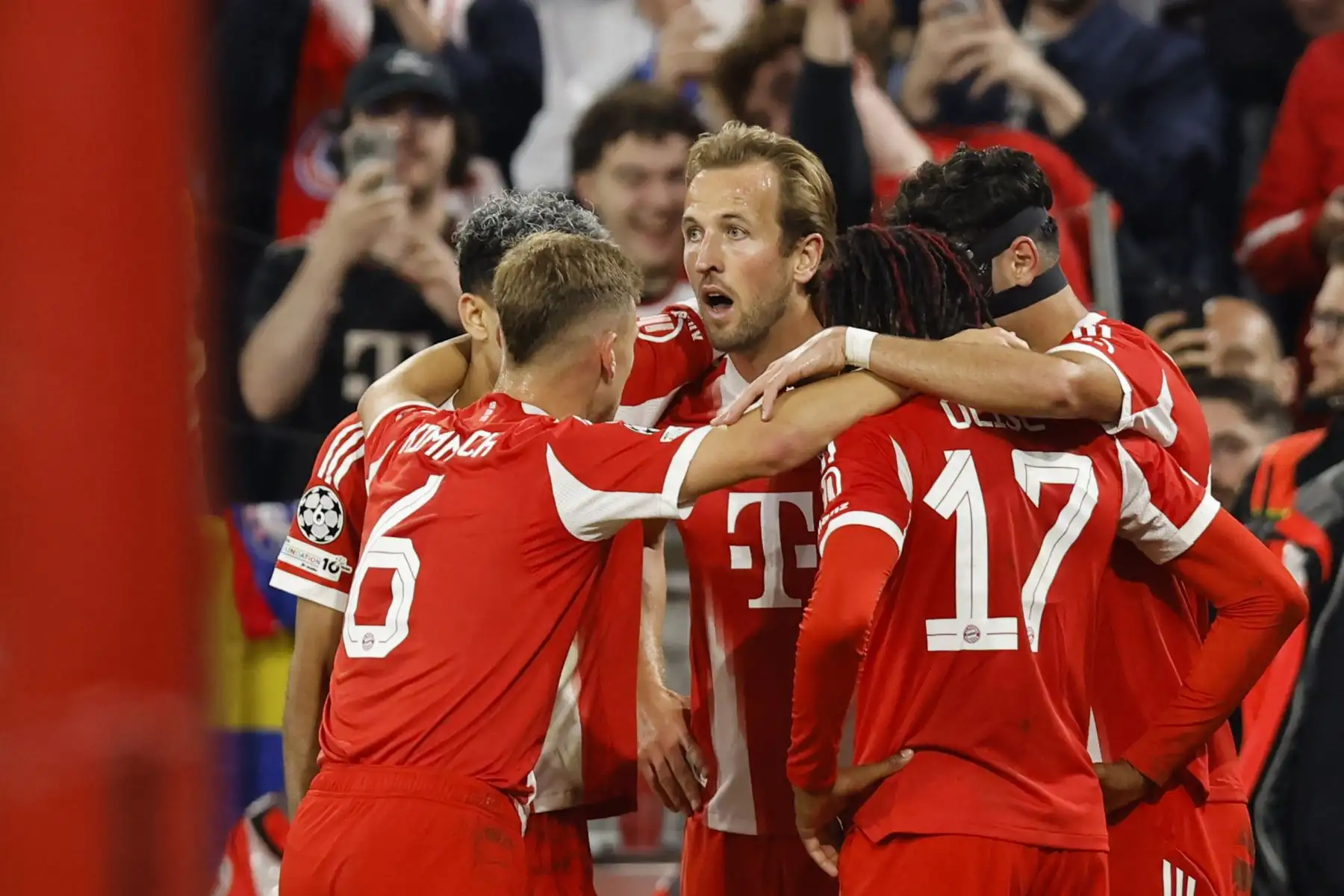 El delantero inglés del Bayern Munich, Harry Kane, celebra el tercer gol de su equipo con sus compañeros durante el partido de fútbol de la UEFA Champions League entre el FC Bayern Munich y el Chelsea FC en Munich, sur de Alemania, el 17 de septiembre de 2025. Foto: AFP