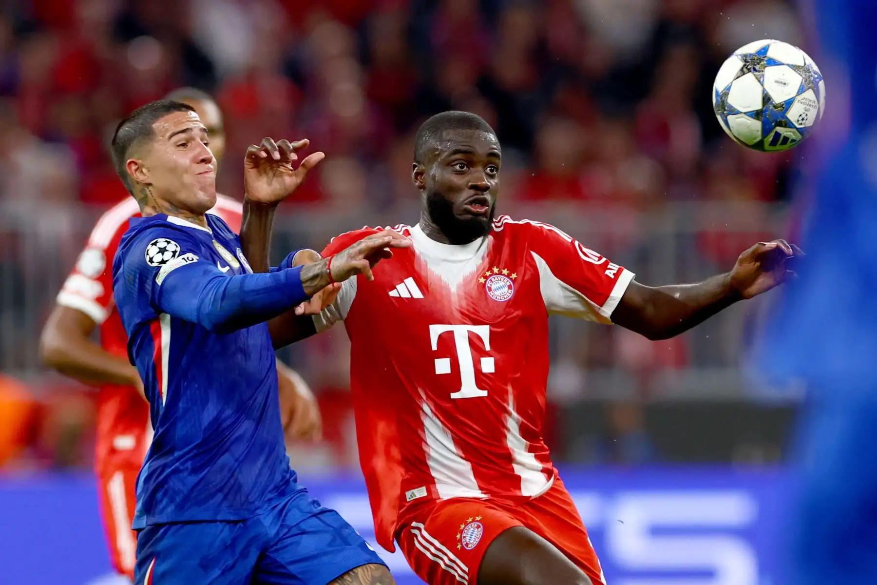 Dayot Upamecano del Bayern compite por el balón con Enzo Fernández del Chelsea durante el partido de la UEFA Champions League entre el Bayern Múnich y el Chelsea en Múnich, Alemania, el 17 de septiembre de 2025. Foto: EFE
