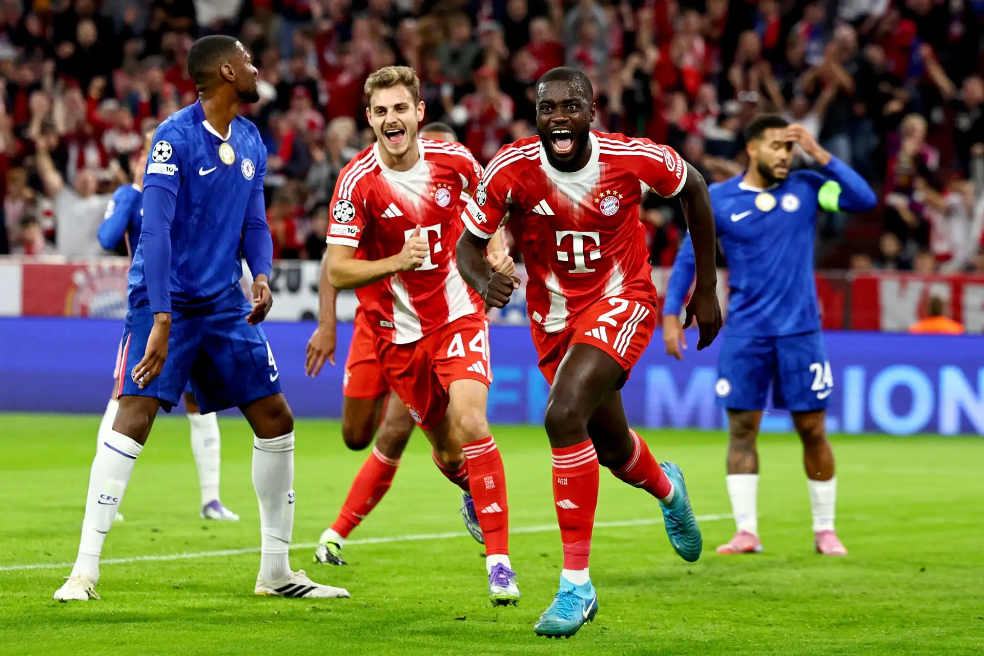 Dayot Upamecano del Bayern celebra tras un autogol del Chelsea durante el partido de la UEFA Champions League entre el Bayern Múnich y el Chelsea en Múnich, Alemania, el 17 de septiembre de 2025. Foto: EFE