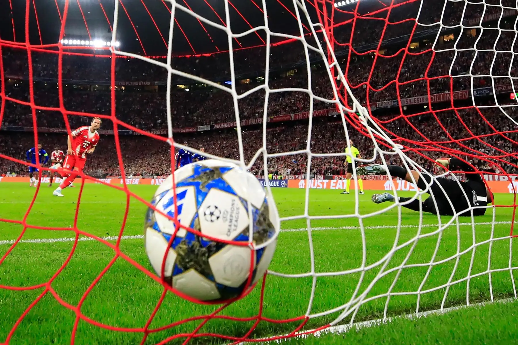 Harry Kane del Bayern marca la ventaja del 2-0 de penalti durante el partido de la UEFA Champions League entre el Bayern Múnich y el Chelsea en Múnich, Alemania, el 17 de septiembre de 2025. Foto: EFE