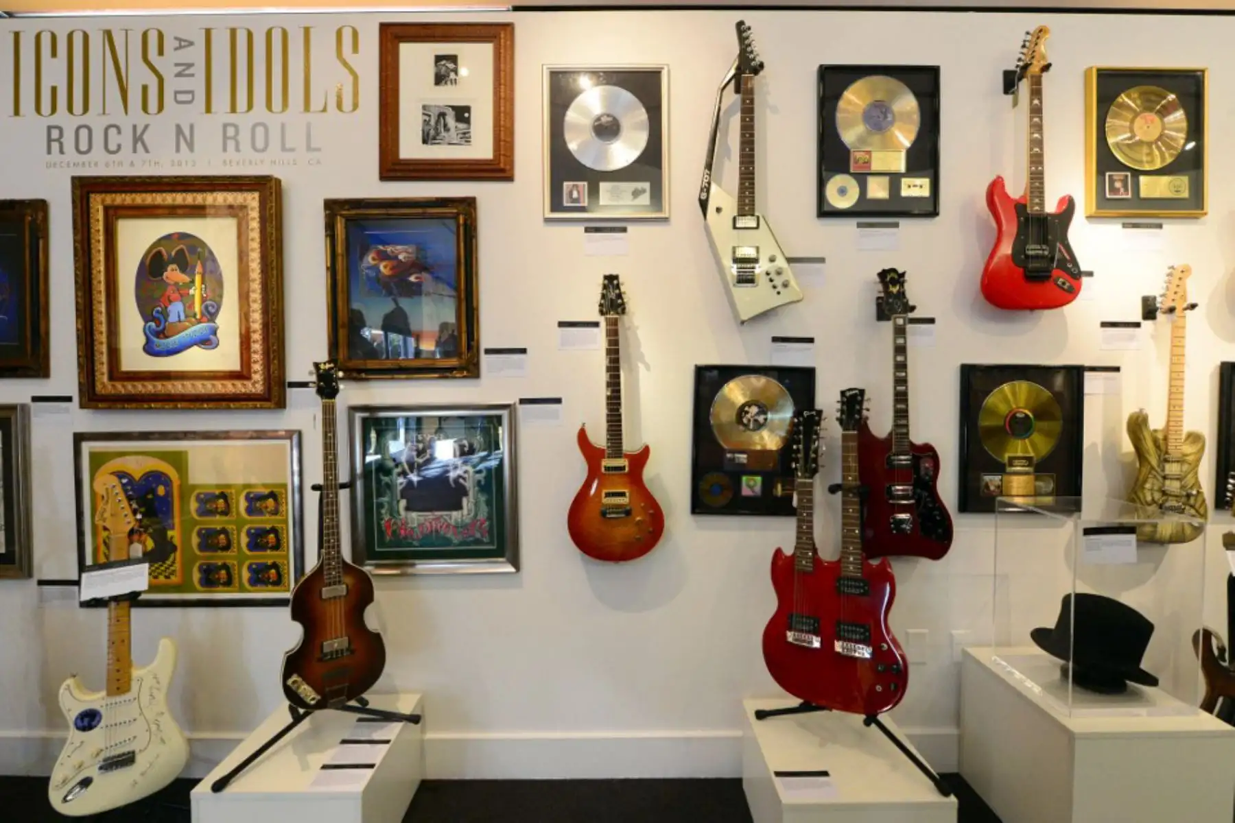 Una pared de guitarras pertenecientes a las estrellas del rock Jimi Hendrix, Paul McCartney, Ronnie Montrose, Jimmy Page y John Doe, incluyendo el sombrero de copa de Jerry García, se exhibe durante los preparativos en la Casa de Subastas Julien