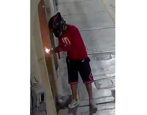 Una cámara de seguridad registró el momento en que un sujeto arrojó el explosivo contra una vivienda en un barrio de la ciudad de Tumbes. ANDINA/Difusión