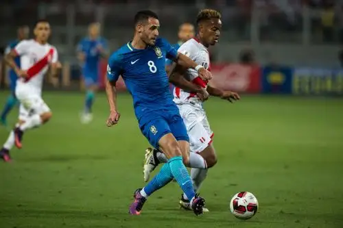 El brasileño Renato Augusto (C) recibe un gol del peruano André Carrillo durante su partido de clasificación para la Copa Mundial de la FIFA 2018 en Lima, el 15 de noviembre de 2016. Foto: AFP