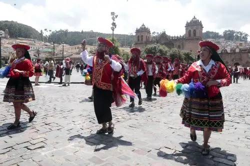 Grupos de danzantes de diversas regiones participan del pasacalle que se realiza en Cusco anunciando el inicio de la feria Expo Perú Los Andes 2025. ANDINA/Vidal Tarqui