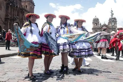 Con colorido y festivo pasacalle se inicia la Expo Perú Los Andes 2025 en Cusco