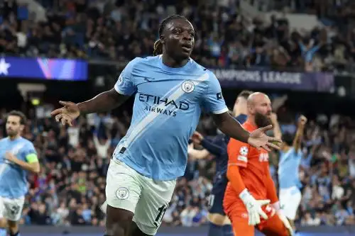 El centrocampista belga del Manchester City, Jeremy Doku, celebra después de marcar el segundo gol de su equipo durante el partido de fútbol de la fase de liga de la UEFA Champions League entre el Manchester City y el Napoli en el Etihad Stadium en Manchester, noroeste de Inglaterra. Foto: AFP