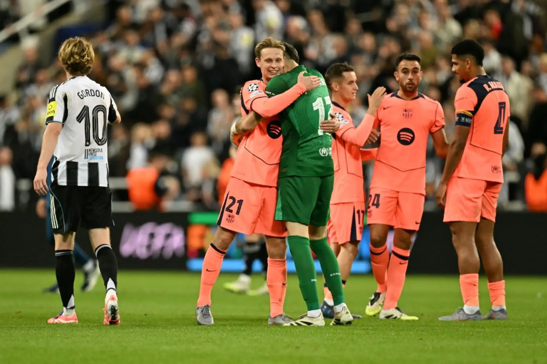 El centrocampista holandés del Barcelona, ​​Frenkie De Jong, celebra con el portero español del Barcelona, ​​Joan García, después de ganar el partido de fútbol de primera ronda de la UEFA Champions League entre el Newcastle United FC y el FC Barcelona en St James