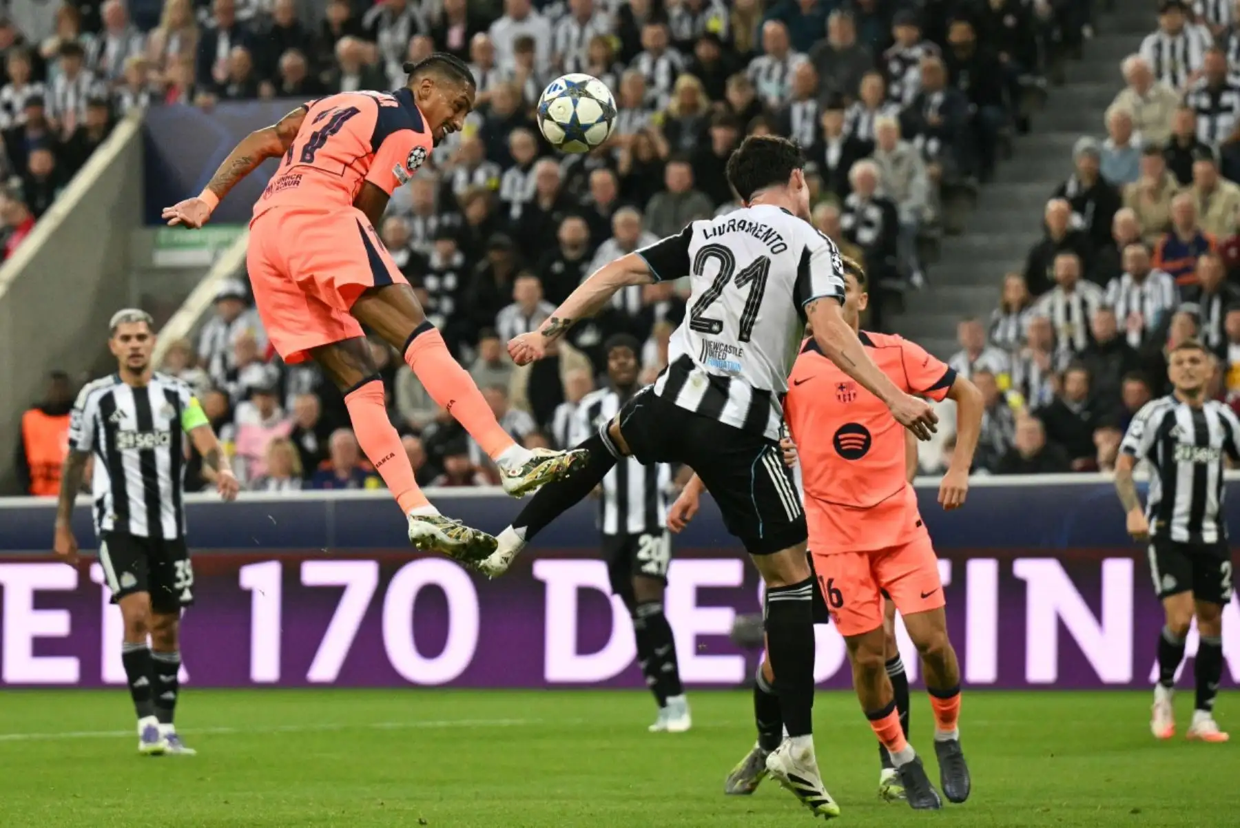 El delantero brasileño del Barcelona, ​​Raphinha, salta para cabecear el balón en un intento de marcar durante el partido de fútbol de primera ronda de la UEFA Champions League entre el Newcastle United FC y el FC Barcelona en St James
