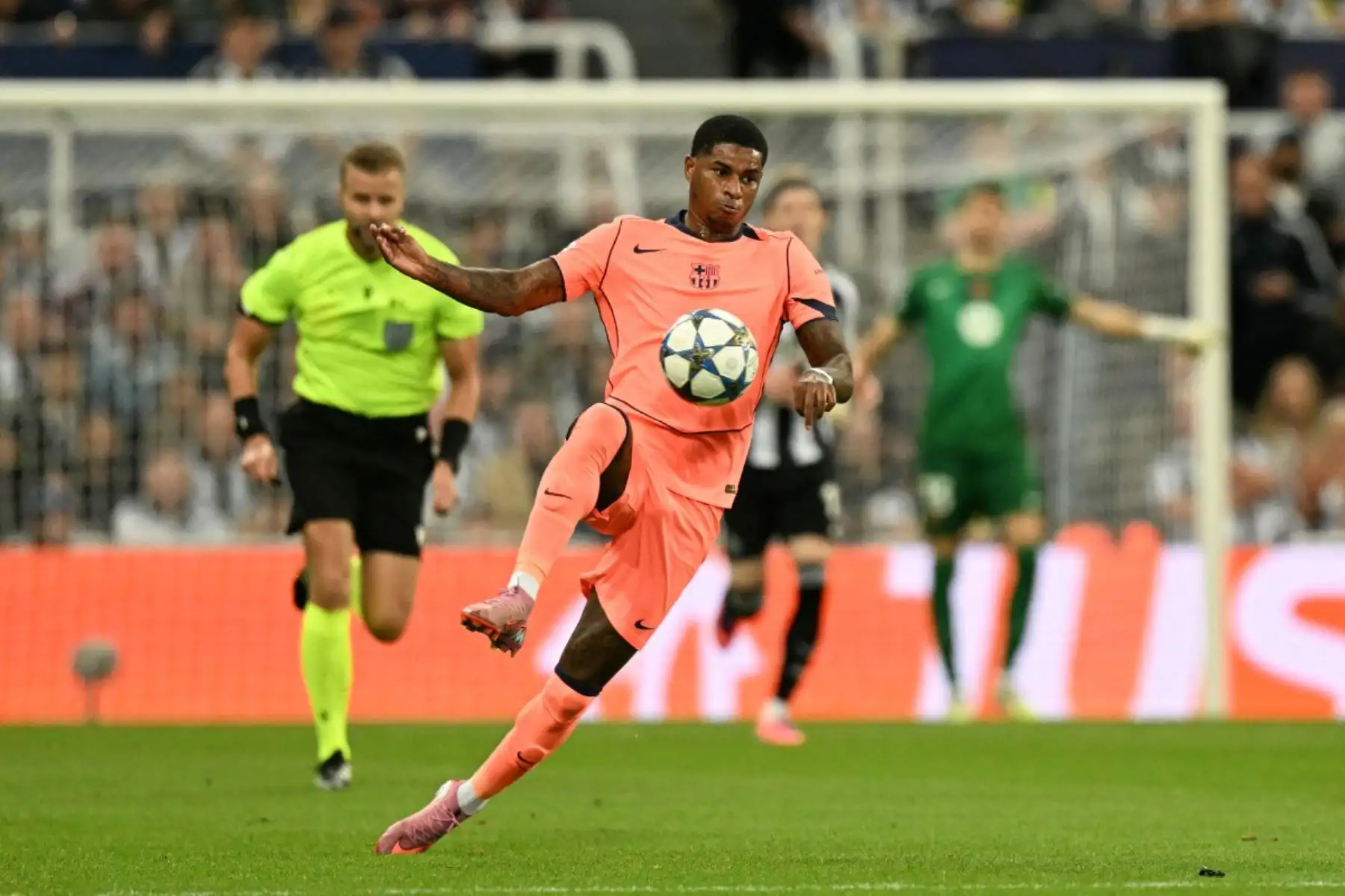 El delantero británico del Barcelona, ​​Marcus Rashford, controla el balón durante el partido de fútbol de primera ronda de la UEFA Champions League entre el Newcastle United FC y el FC Barcelona en St James