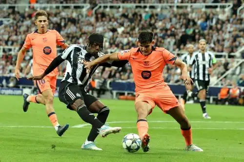 Anthony Elanga del Newcastle en acción contra Gerard Martin del Barcelona durante el partido de la UEFA Champions League entre el Newcastle y el Barcelona en Newcastle, Gran Bretaña, el 18 de septiembre de 2025. Foto: EFE
