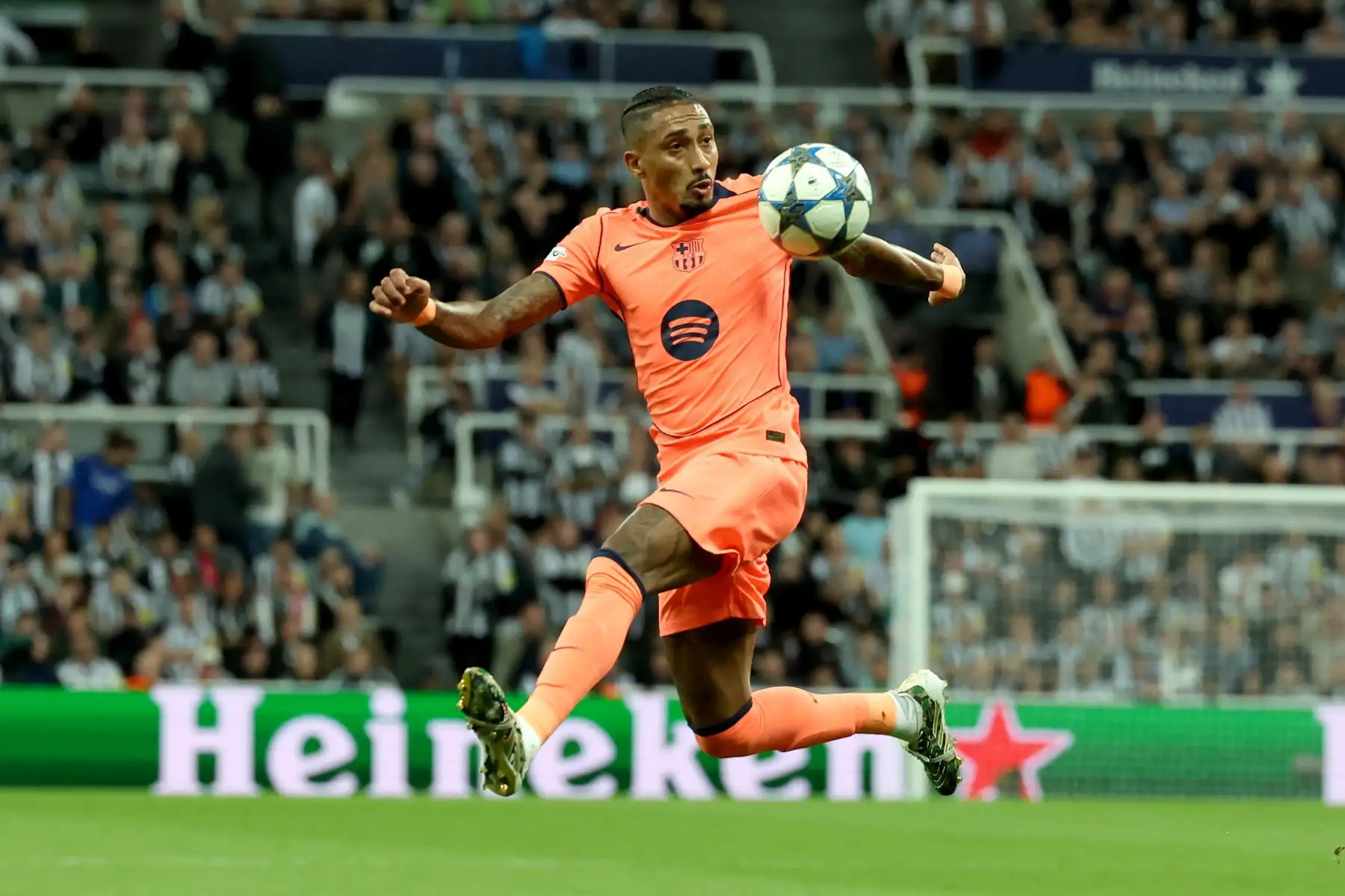 Raphinha del Barcelona en acción durante el partido de la UEFA Champions League entre el Newcastle y el Barcelona en Newcastle, Gran Bretaña, el 18 de septiembre de 2025. Foto: EFE