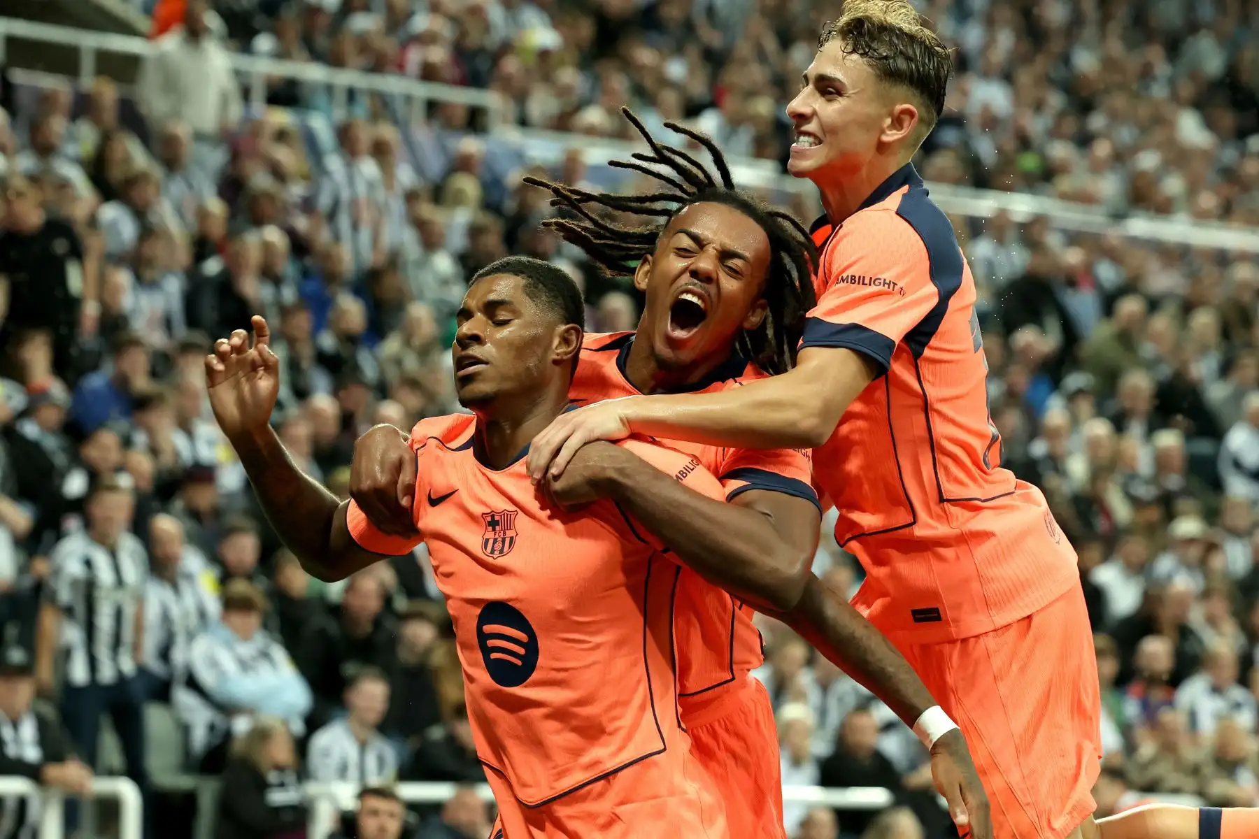 Marcus Rashford del Barcelona celebra con su compañero de equipo Jules Kounde Fermín López después de marcar su segundo gol durante el partido de la UEFA Champions League entre Newcastle y Barcelona en Newcastle, Gran Bretaña, el 18 de septiembre de 2025. Foto: EFE