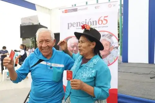 Actualmente, Pensión 65 cuenta con más de 800 mil beneficiarios en todo el país, de los cuales, alrededor de 724 mil (más del 87%) tienen una tarjeta de débito.
