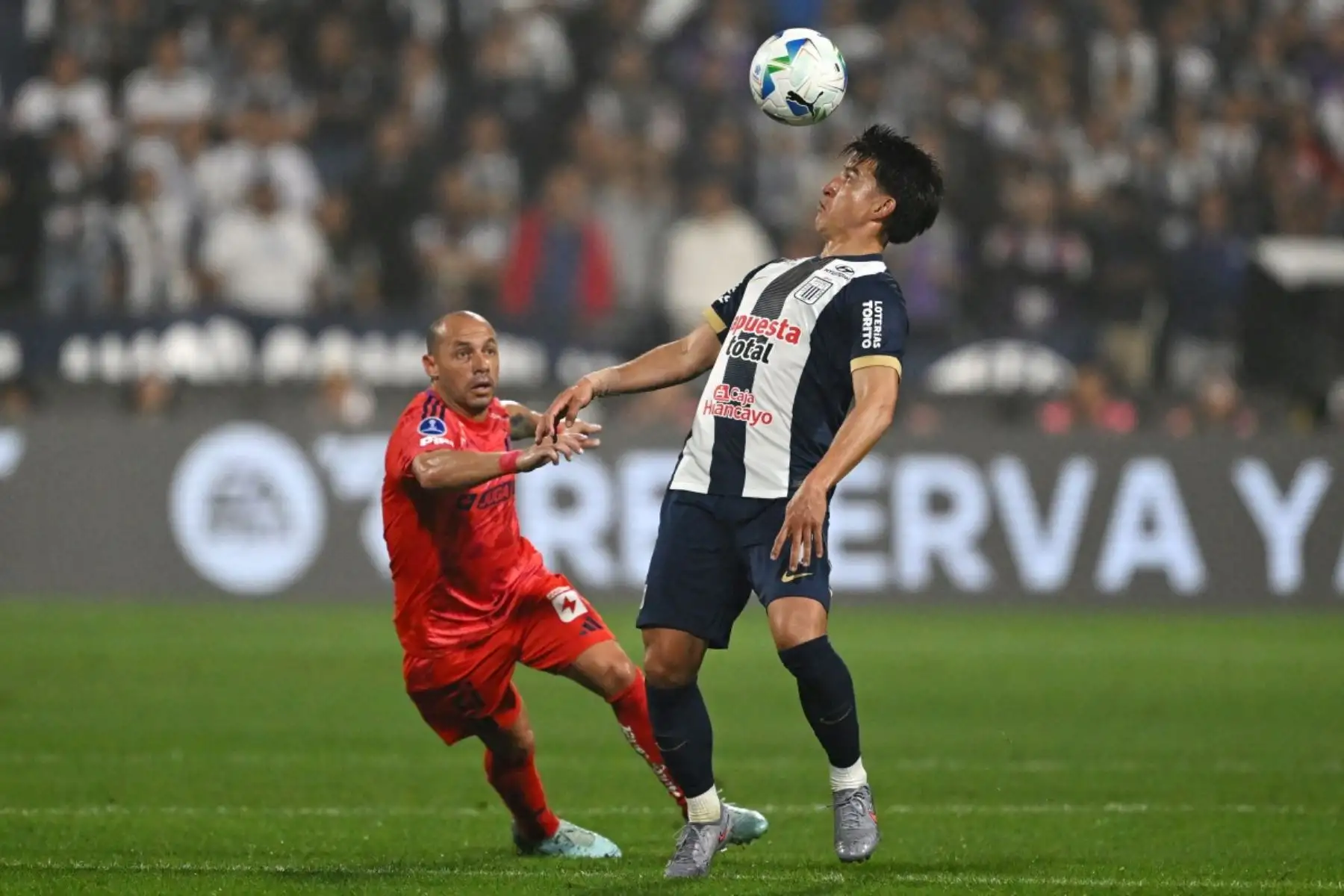 El mediocampista de la Universidad de Chile, Marcelo Díaz, y el mediocampista ecuatoriano de Alianza Lima, Fernando Gaibor, luchan por el balón durante el partido de ida de los cuartos de final de la Copa Sudamericana entre Alianza Lima y la Universidad de Chile en el Estadio Alejandro Villanueva. Foto: AFP