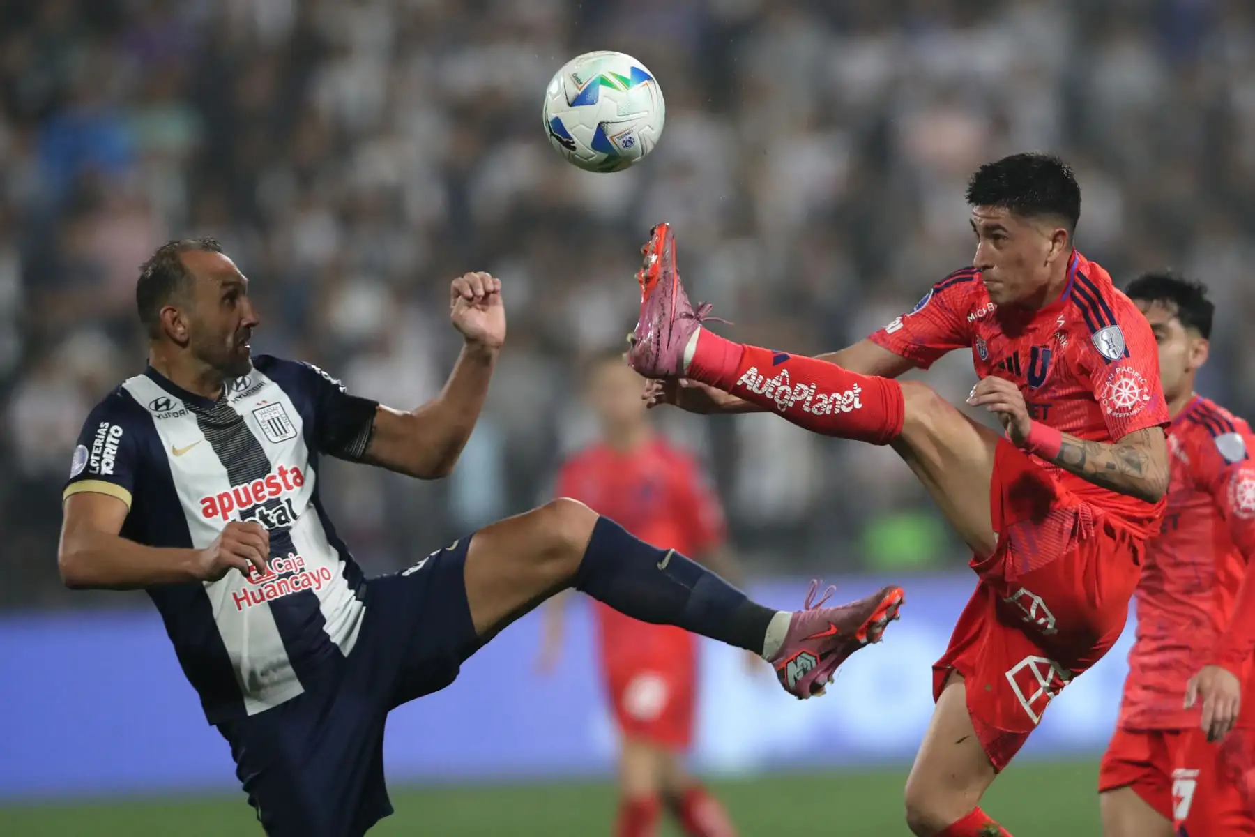 Hernán Barcos de Alianza Lima disputa el balón este jueves en el partido de ida de cuartos de final de la Copa Sudamericana 2025 entre Alianza Lima y Universidad de Chile en el estadio Alejandro Villanueva en Lima. Foto: EFE