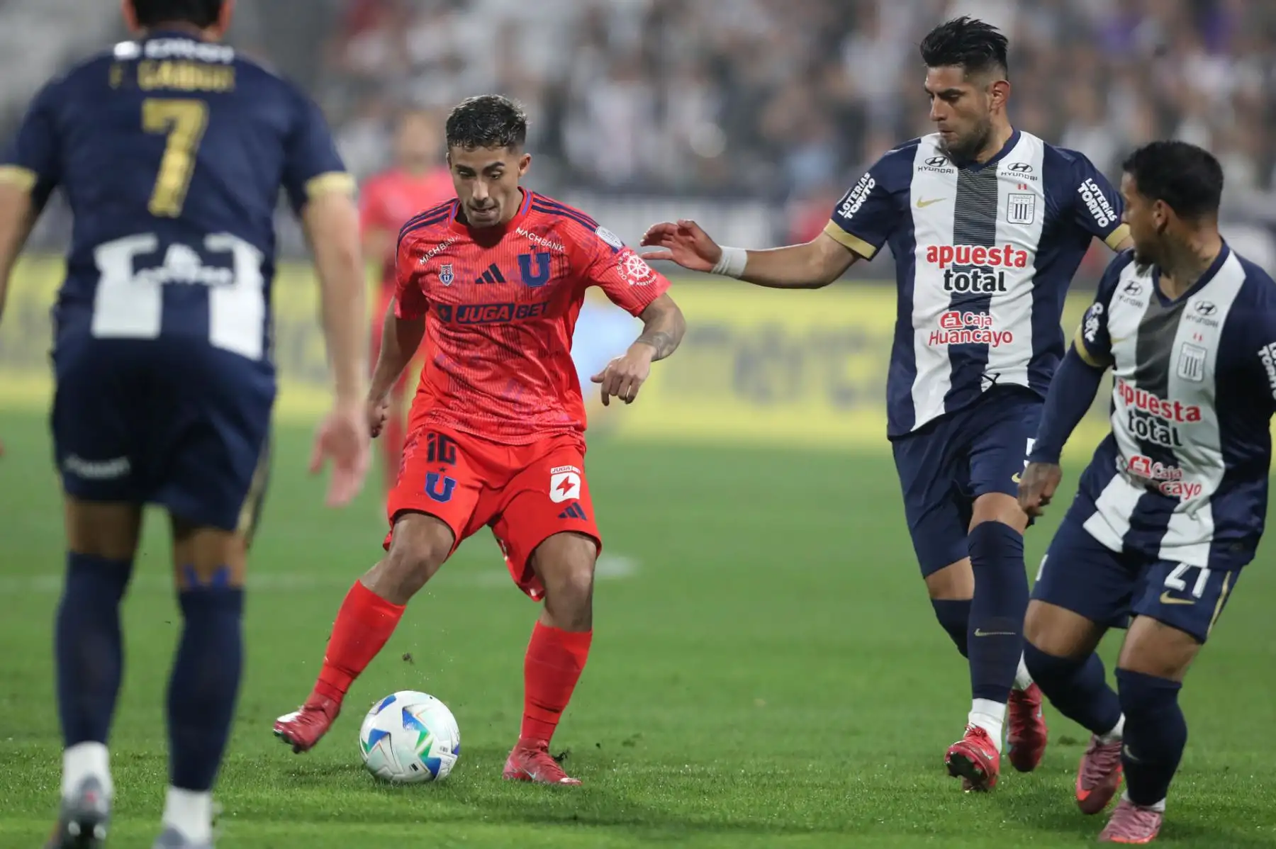 Carlos Zambrano de Alianza Lima disputa el balón con Lucas Assadi de Universidad de Chile. Foto: EFE