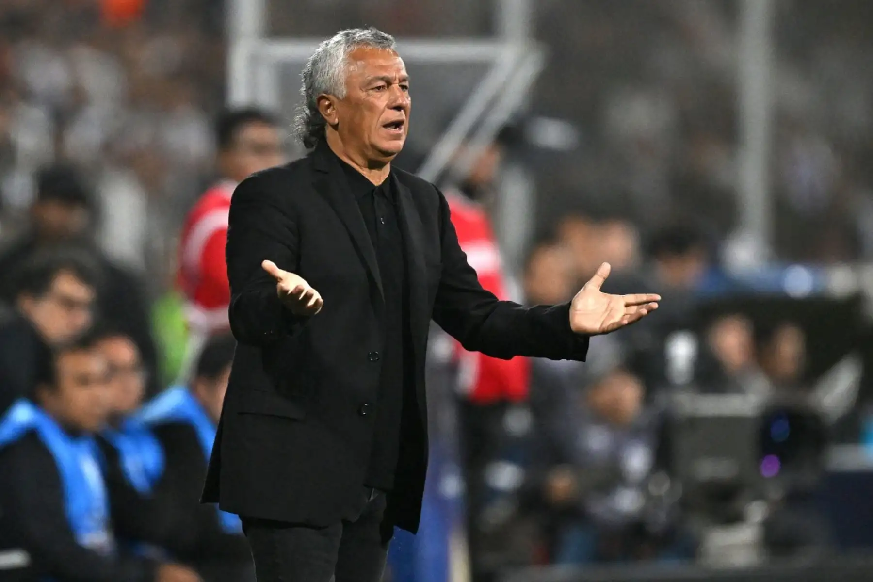 El entrenador argentino de Alianza Lima, Néstor Gorosito, reacciona ante la anulación de un gol de su equipo durante el partido de ida de los cuartos de final de la Copa Sudamericana entre Alianza Lima y la Universidad de Chile en el Estadio Alejandro Villanueva. Foto: AFP